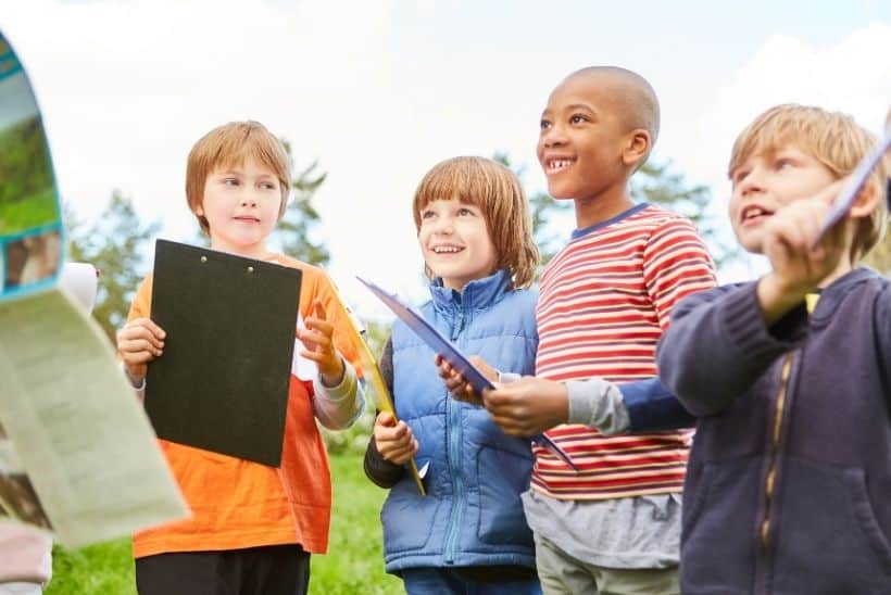 kids playing scavenger hunt 